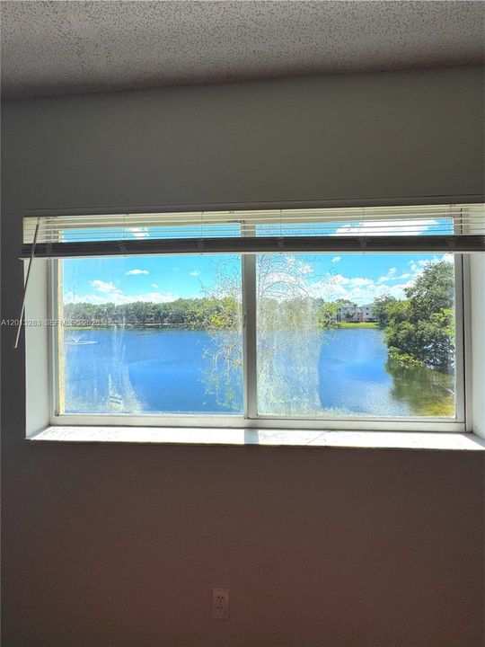 Active With Contract: $1,900 (2 beds, 1 baths, 884 Square Feet)