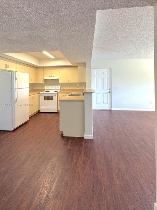 Active With Contract: $1,900 (2 beds, 1 baths, 884 Square Feet)