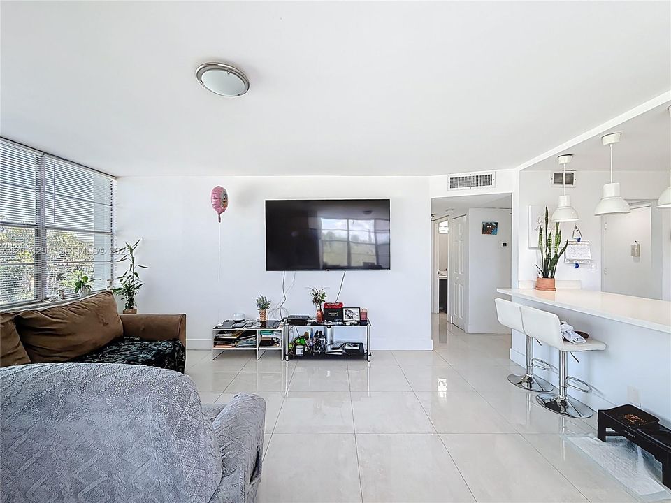 For Sale: $245,000 (2 beds, 2 baths, 1040 Square Feet)