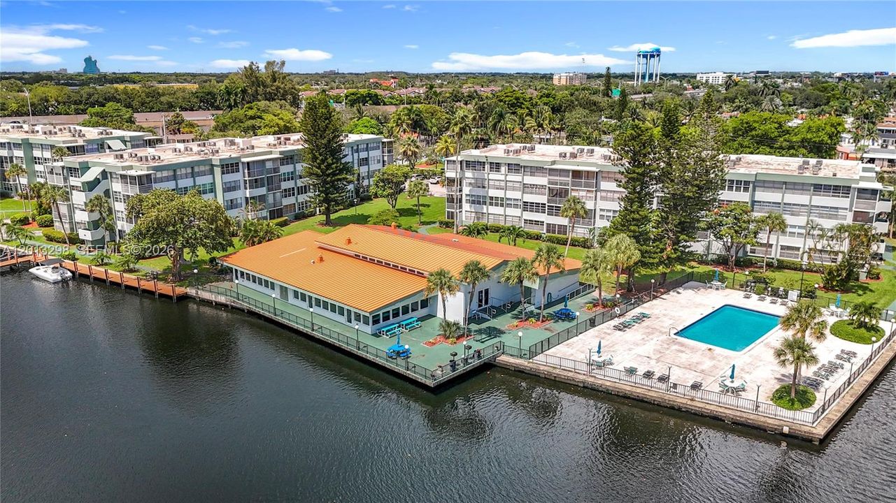 For Sale: $245,000 (2 beds, 2 baths, 1040 Square Feet)