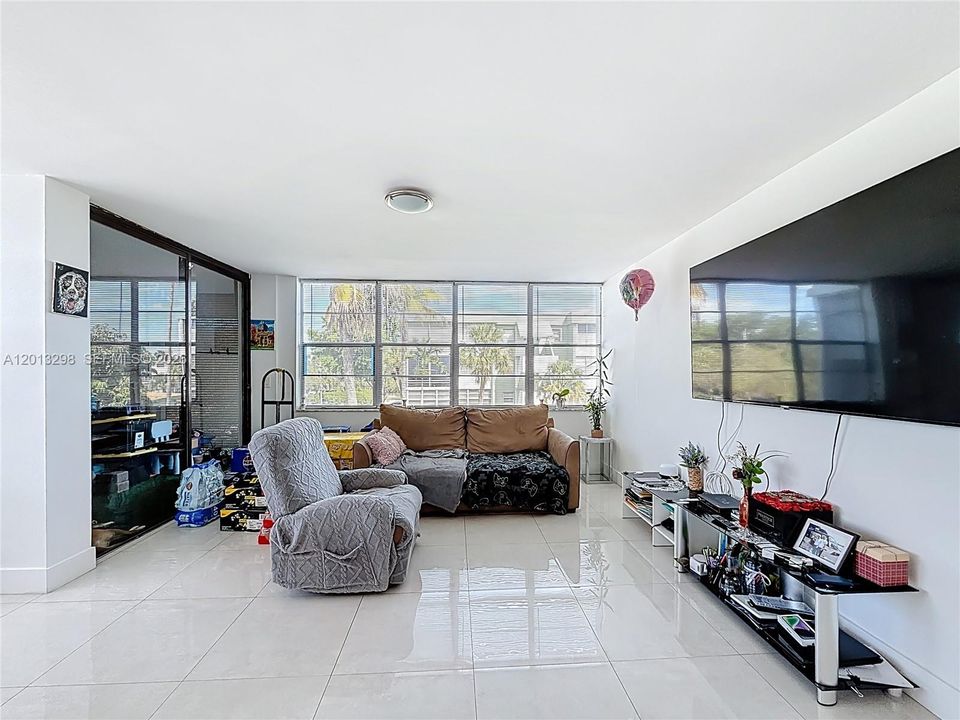 For Sale: $245,000 (2 beds, 2 baths, 1040 Square Feet)
