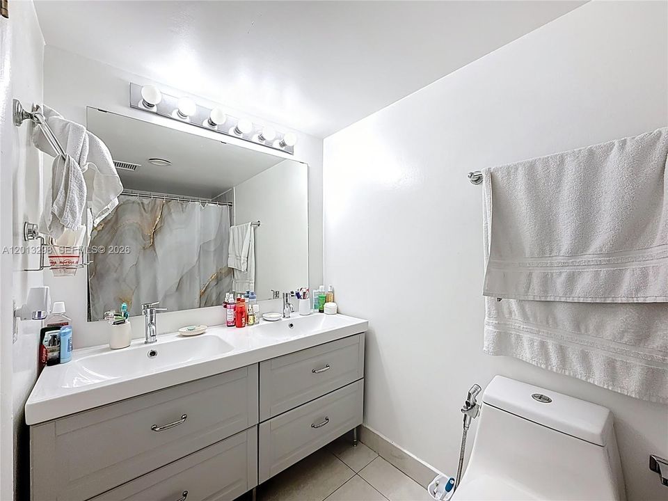 For Sale: $245,000 (2 beds, 2 baths, 1040 Square Feet)