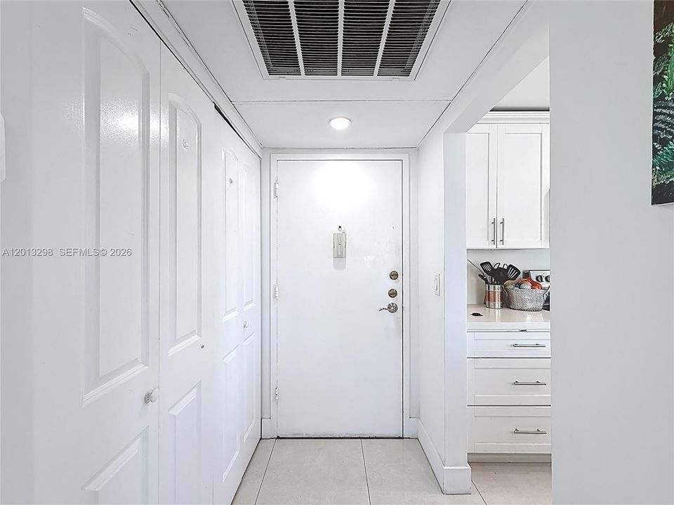 For Sale: $245,000 (2 beds, 2 baths, 1040 Square Feet)