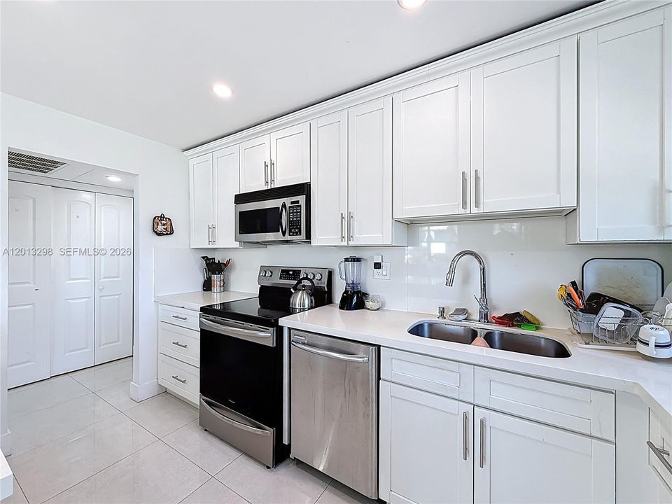 For Sale: $245,000 (2 beds, 2 baths, 1040 Square Feet)
