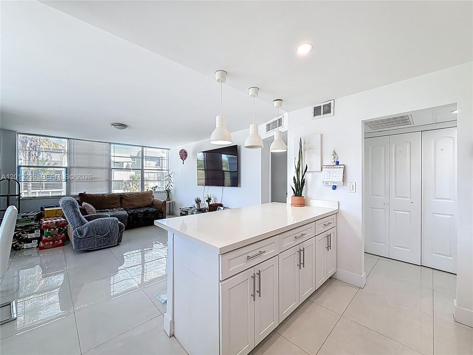 For Sale: $245,000 (2 beds, 2 baths, 1040 Square Feet)