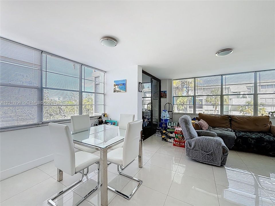 For Sale: $245,000 (2 beds, 2 baths, 1040 Square Feet)