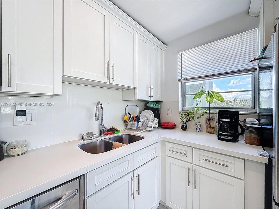 For Sale: $245,000 (2 beds, 2 baths, 1040 Square Feet)
