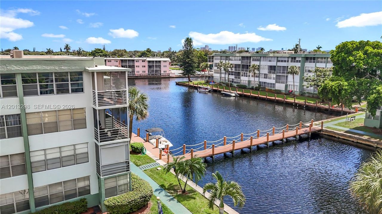 For Sale: $245,000 (2 beds, 2 baths, 1040 Square Feet)