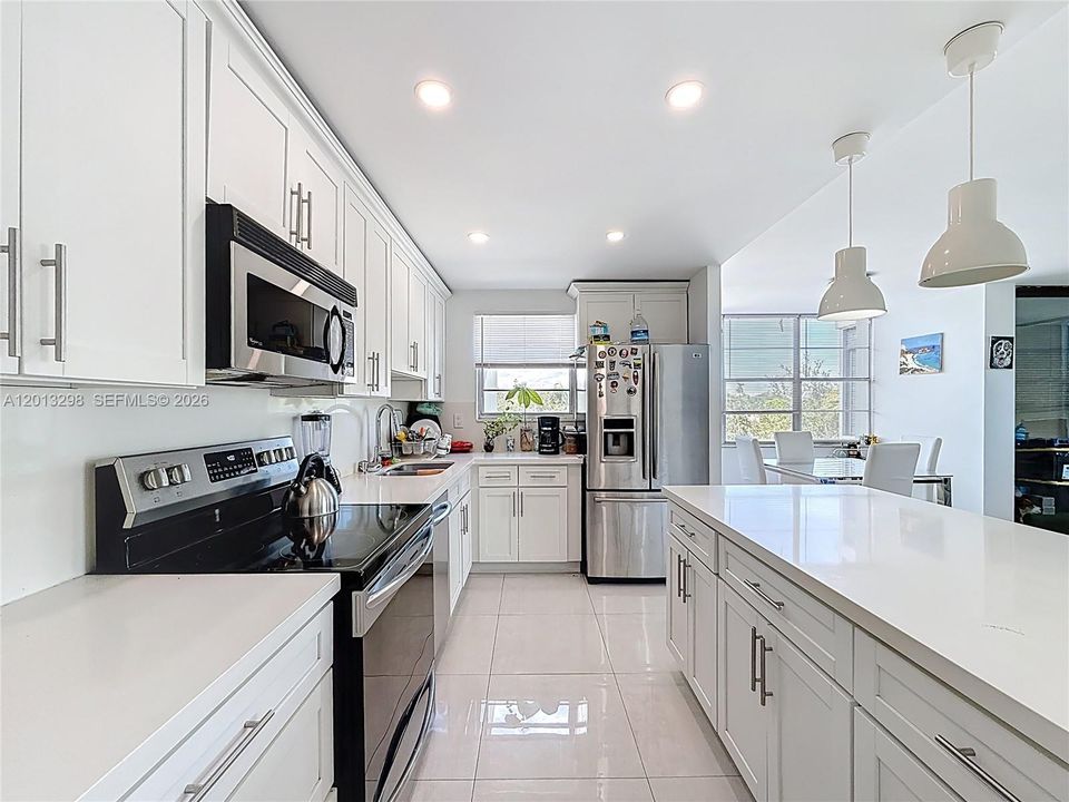 For Sale: $245,000 (2 beds, 2 baths, 1040 Square Feet)