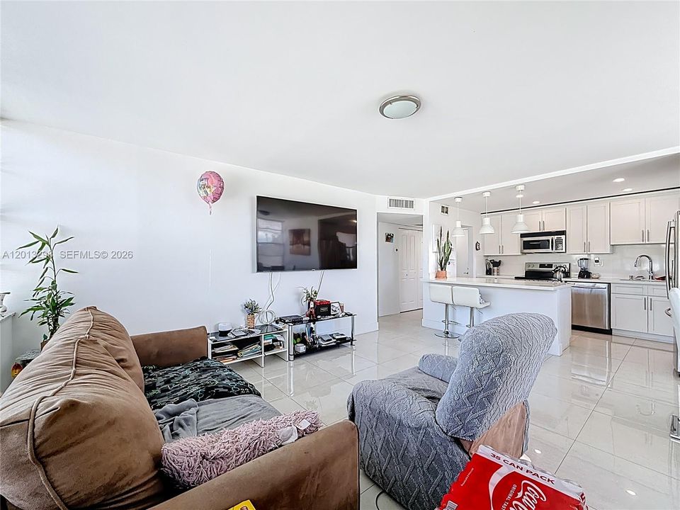 For Sale: $245,000 (2 beds, 2 baths, 1040 Square Feet)
