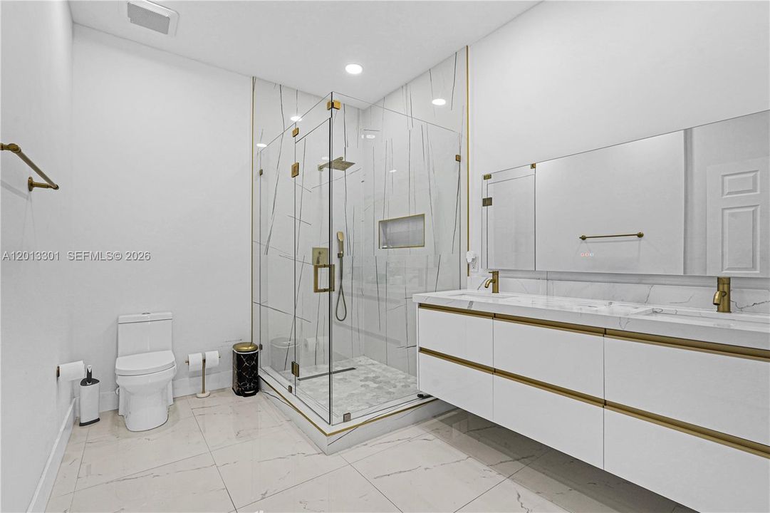合同活跃: $450,000 (4 贝兹, 2 浴室, 1734 平方英尺)