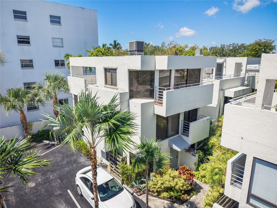Active With Contract: $650,000 (2 beds, 2 baths, 960 Square Feet)