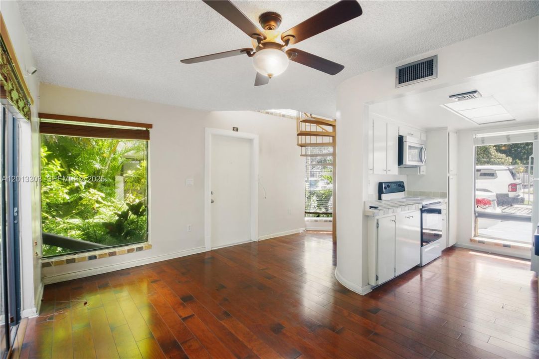 Active With Contract: $650,000 (2 beds, 2 baths, 960 Square Feet)