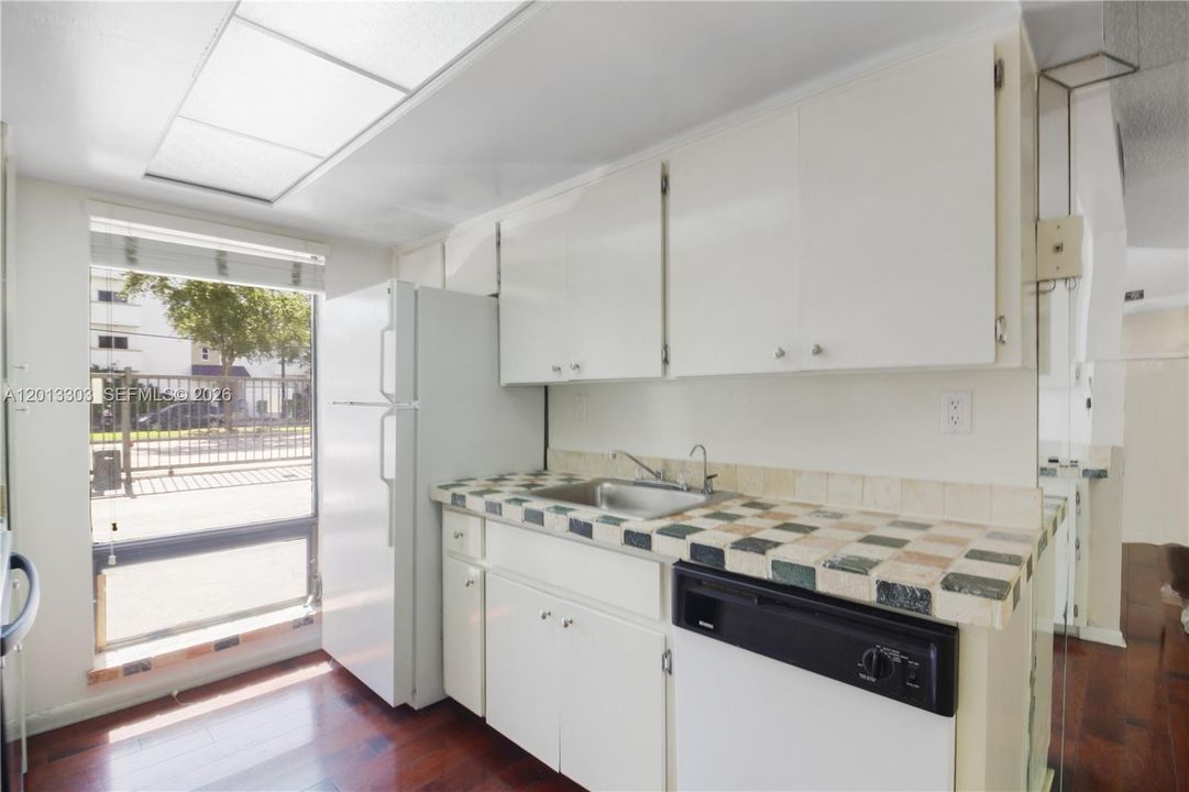 Active With Contract: $650,000 (2 beds, 2 baths, 960 Square Feet)