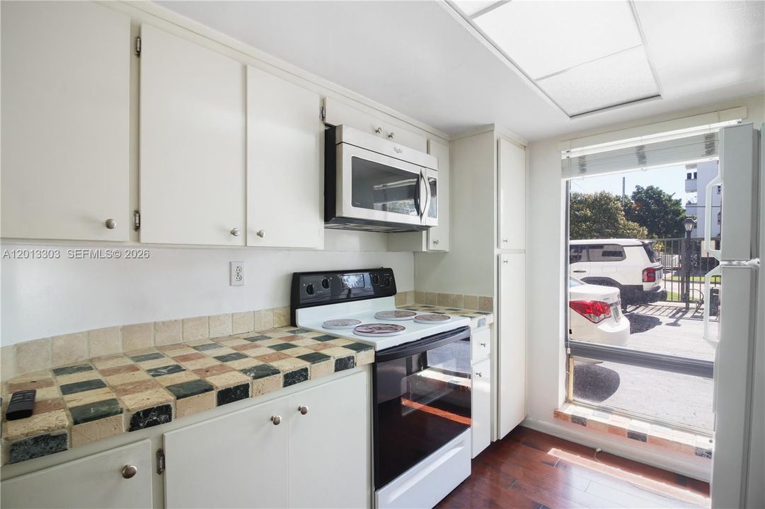 Active With Contract: $650,000 (2 beds, 2 baths, 960 Square Feet)