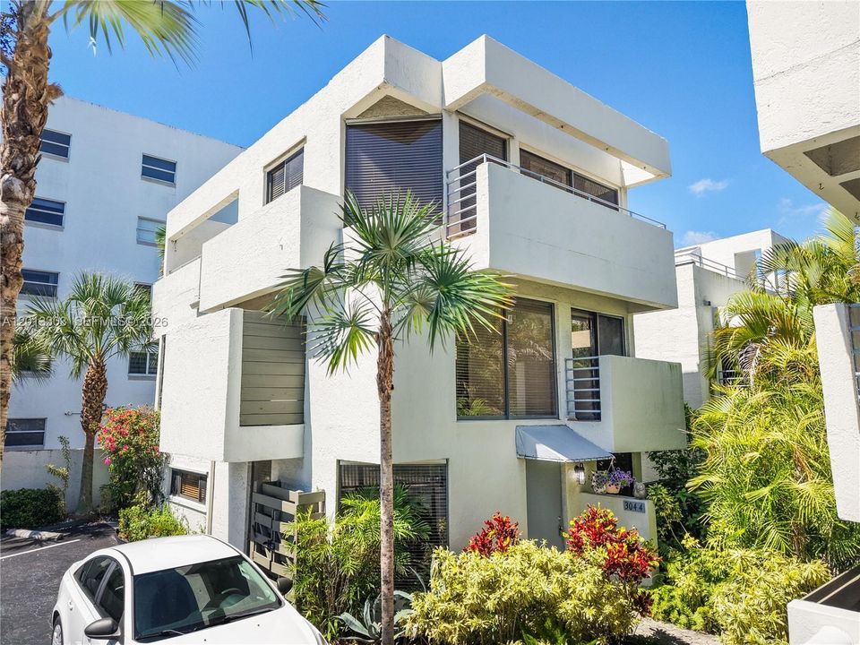 Active With Contract: $650,000 (2 beds, 2 baths, 960 Square Feet)