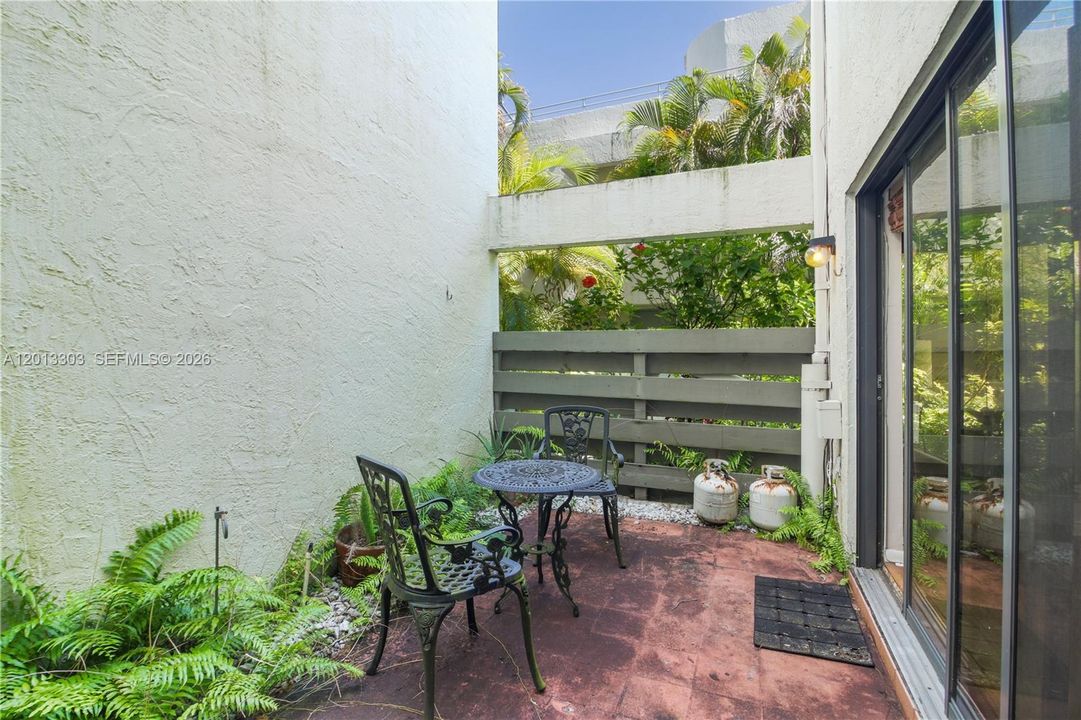 Active With Contract: $650,000 (2 beds, 2 baths, 960 Square Feet)