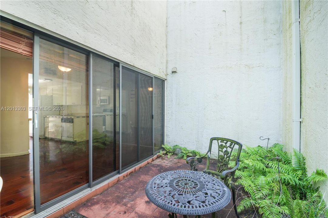 Active With Contract: $650,000 (2 beds, 2 baths, 960 Square Feet)