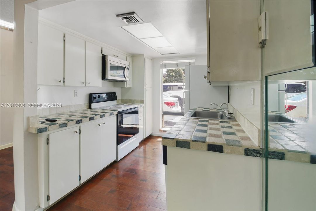 Active With Contract: $650,000 (2 beds, 2 baths, 960 Square Feet)