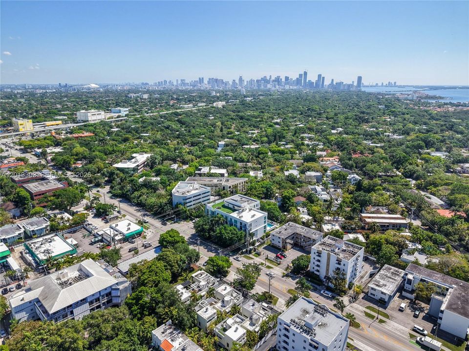 Active With Contract: $650,000 (2 beds, 2 baths, 960 Square Feet)
