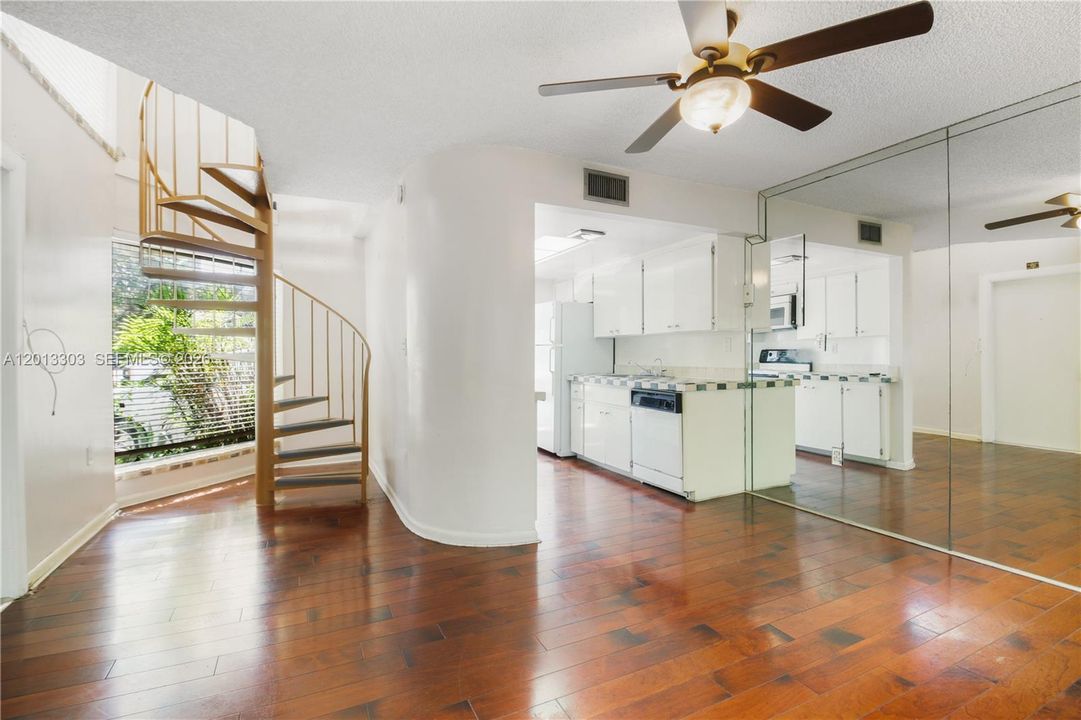 Active With Contract: $650,000 (2 beds, 2 baths, 960 Square Feet)