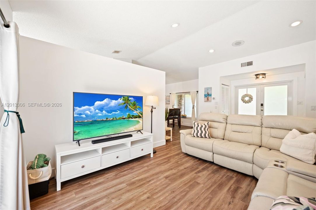 For Sale: $750,000 (3 beds, 2 baths, 1560 Square Feet)