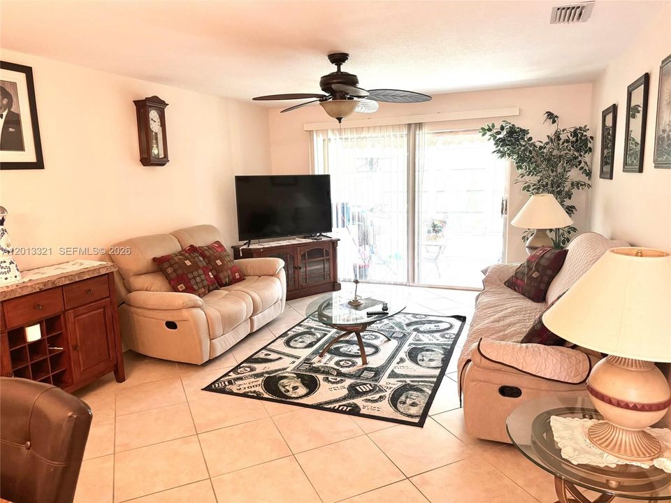 For Rent: $2,000 (2 beds, 2 baths, 1078 Square Feet)