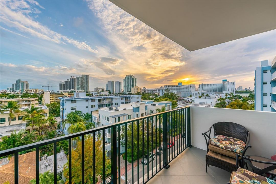 Active With Contract: $375,000 (1 beds, 1 baths, 823 Square Feet)