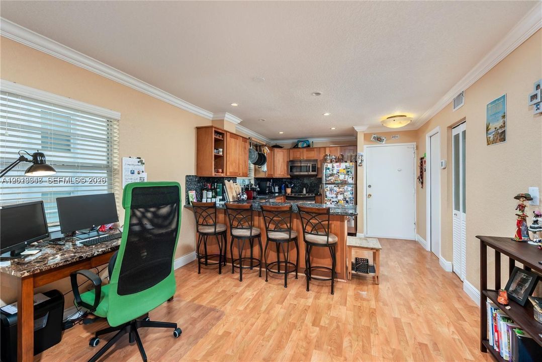 Active With Contract: $375,000 (1 beds, 1 baths, 823 Square Feet)