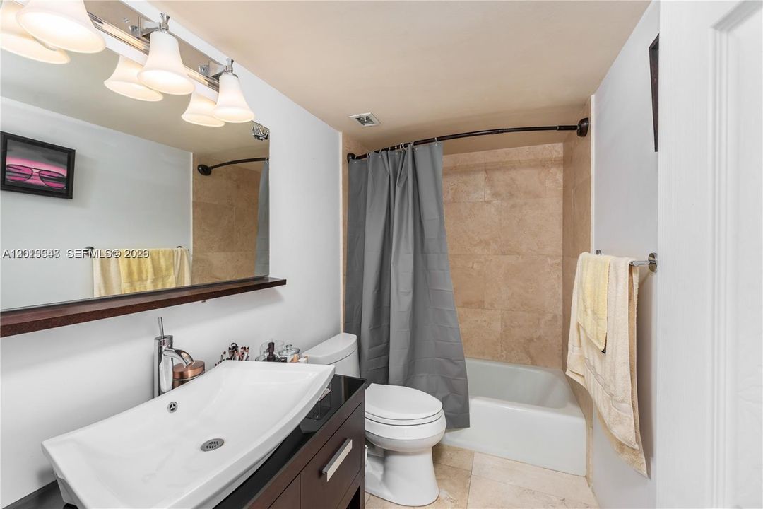 Active With Contract: $375,000 (1 beds, 1 baths, 823 Square Feet)