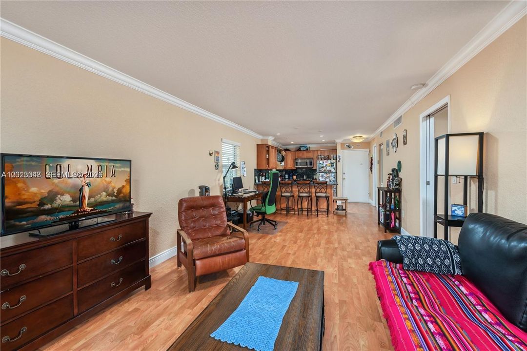 Active With Contract: $375,000 (1 beds, 1 baths, 823 Square Feet)