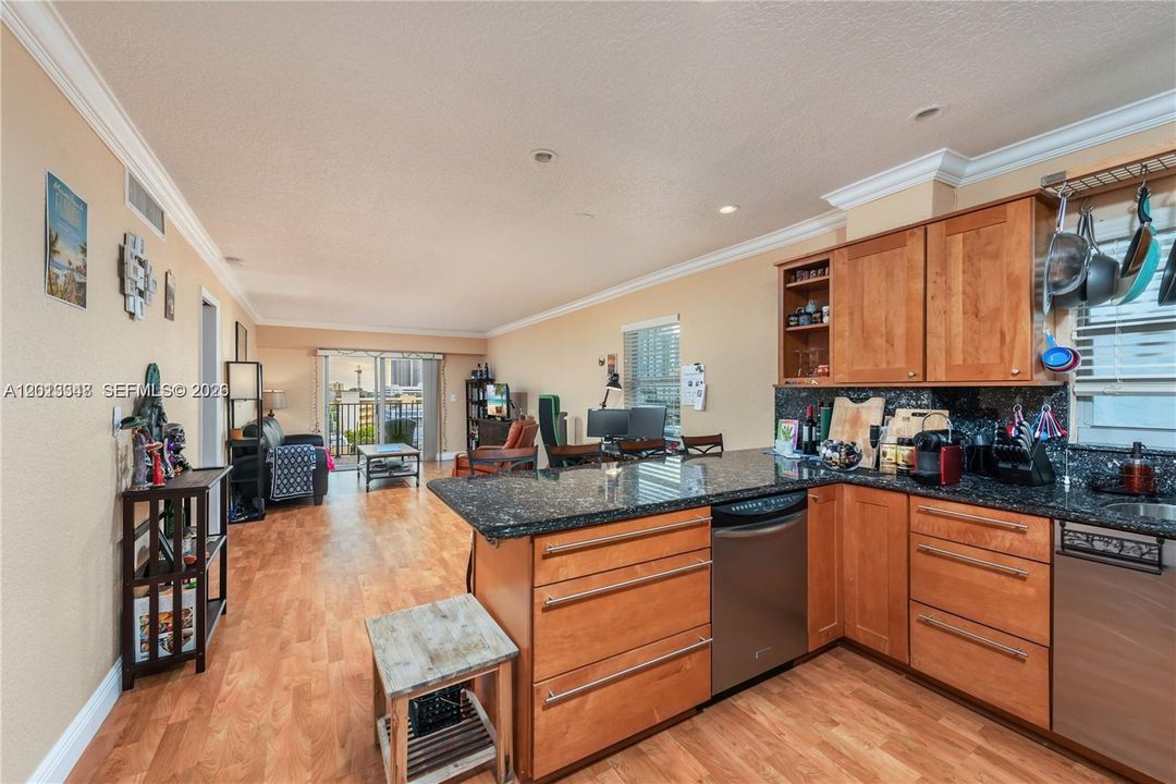 Active With Contract: $375,000 (1 beds, 1 baths, 823 Square Feet)