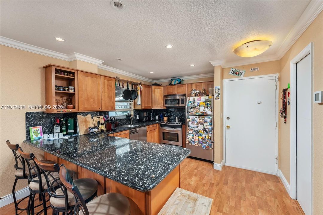 Active With Contract: $375,000 (1 beds, 1 baths, 823 Square Feet)