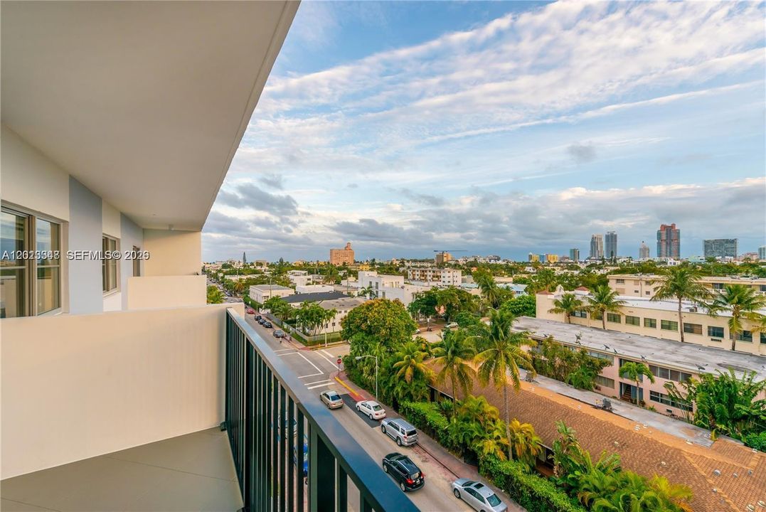 Active With Contract: $375,000 (1 beds, 1 baths, 823 Square Feet)