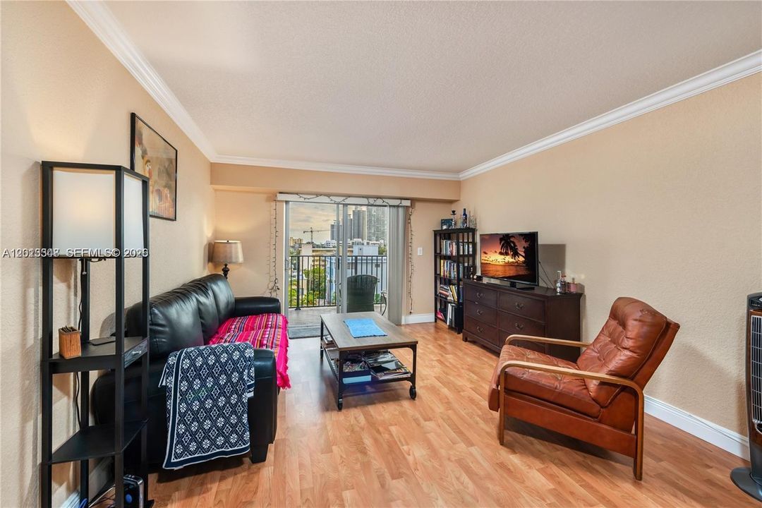 Active With Contract: $375,000 (1 beds, 1 baths, 823 Square Feet)