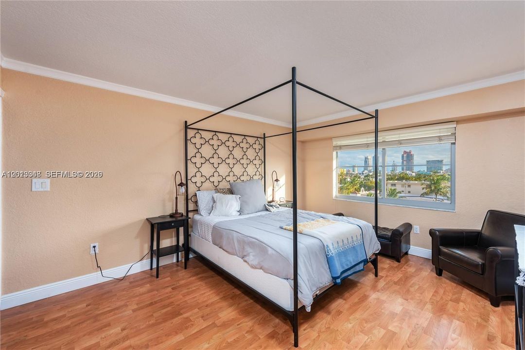 Active With Contract: $375,000 (1 beds, 1 baths, 823 Square Feet)