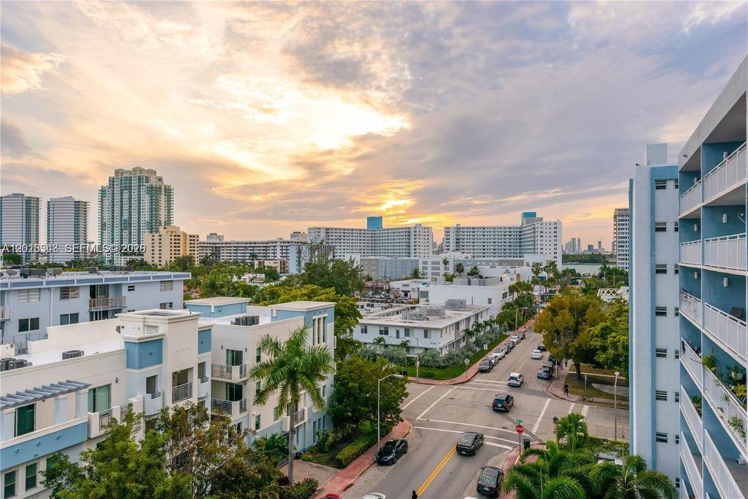 Active With Contract: $375,000 (1 beds, 1 baths, 823 Square Feet)