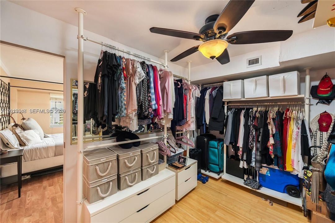 Active With Contract: $375,000 (1 beds, 1 baths, 823 Square Feet)