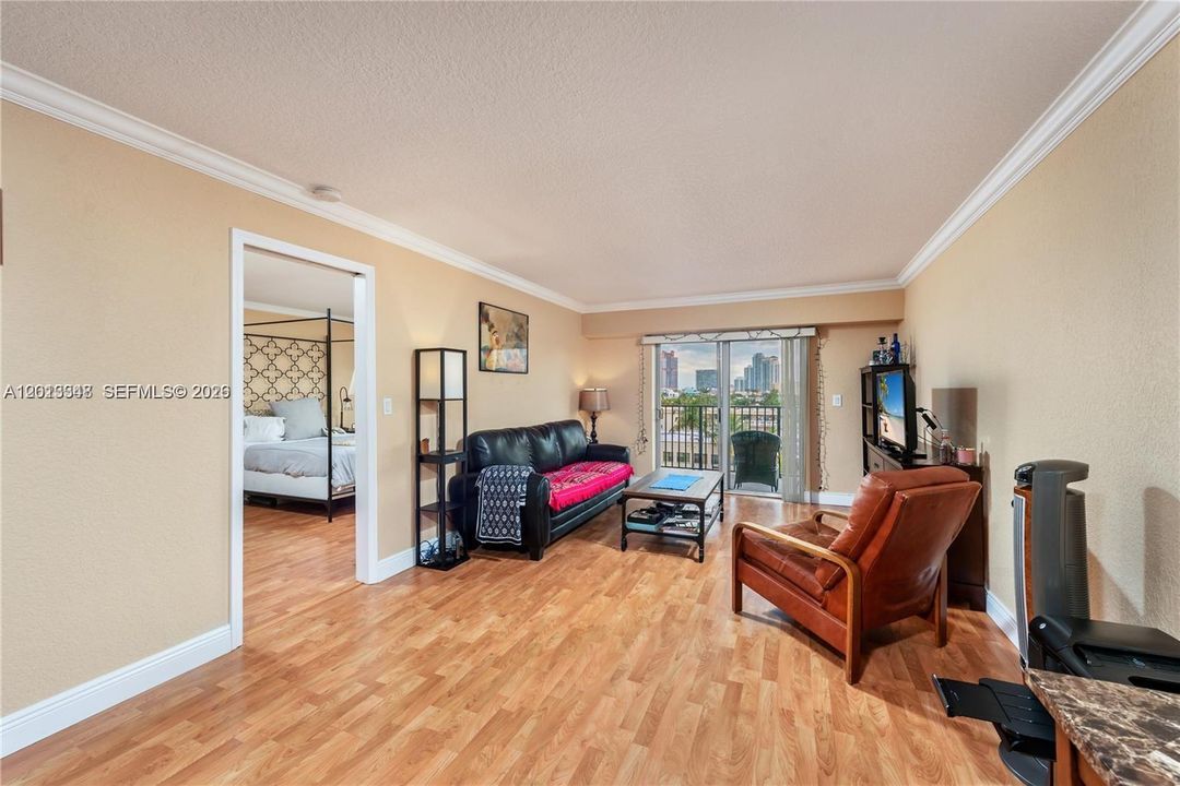 Active With Contract: $375,000 (1 beds, 1 baths, 823 Square Feet)