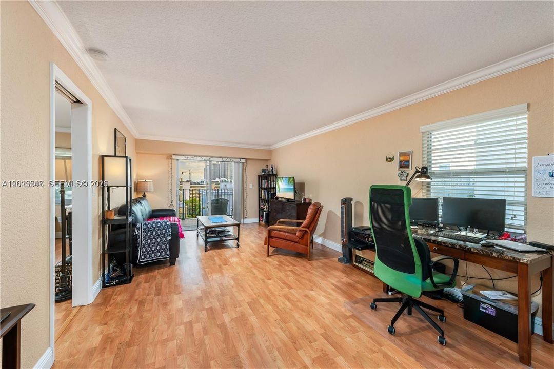 Active With Contract: $375,000 (1 beds, 1 baths, 823 Square Feet)