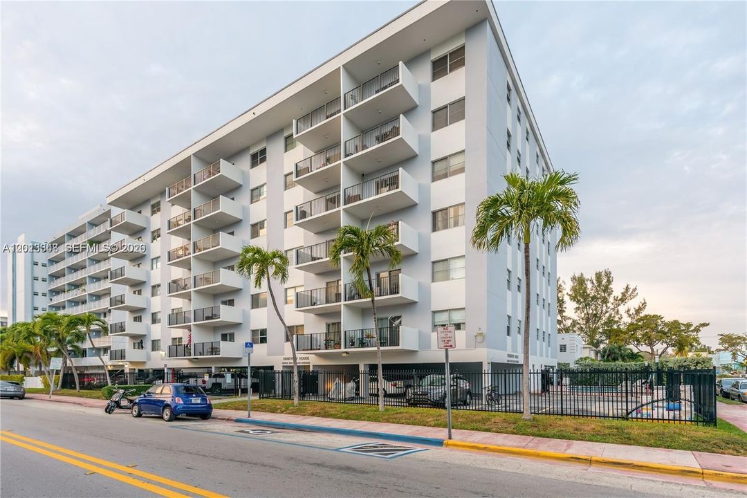 Active With Contract: $375,000 (1 beds, 1 baths, 823 Square Feet)