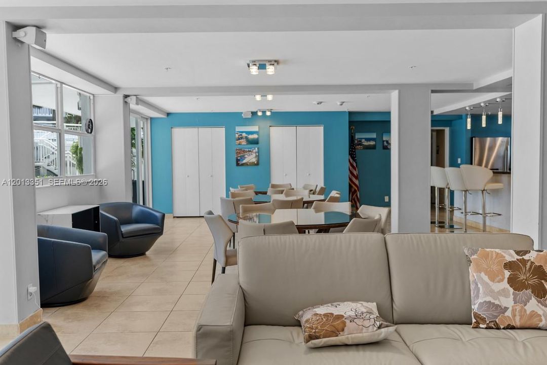 For Sale: $578,000 (2 beds, 2 baths, 1185 Square Feet)