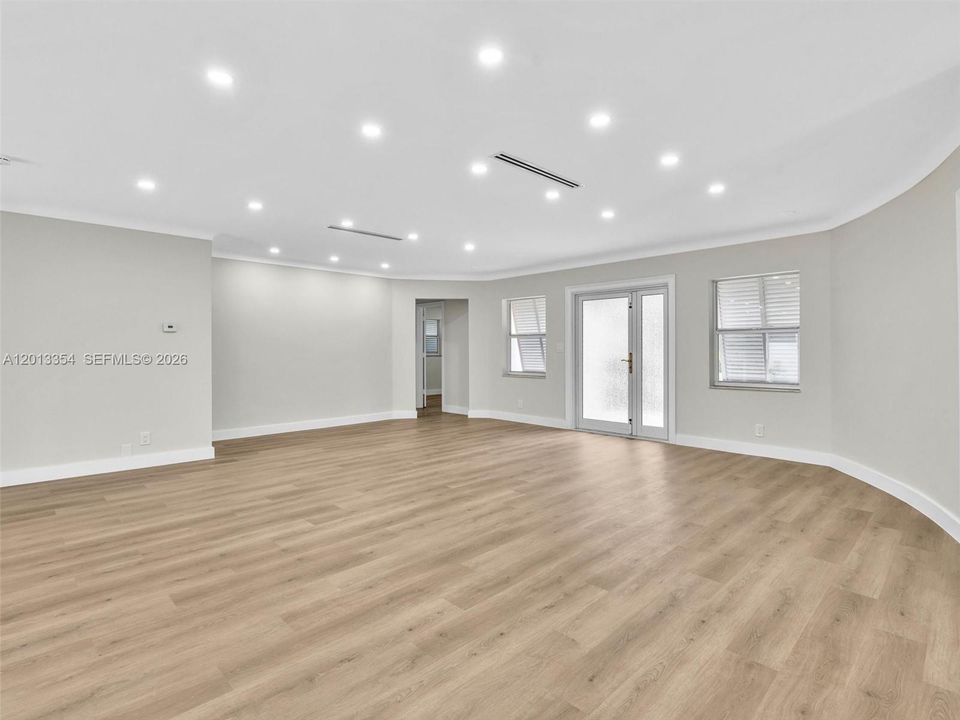 En Venta: $899,000 (4 camas, 3 baños, 2161 Pies cuadrados)