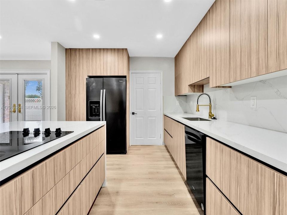 En Venta: $899,000 (4 camas, 3 baños, 2161 Pies cuadrados)