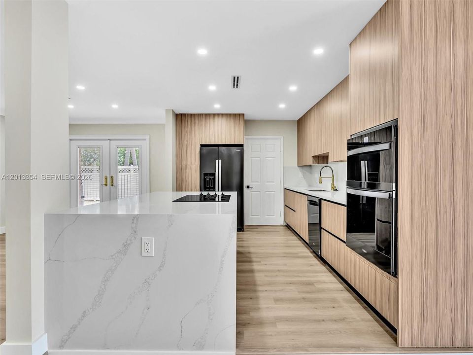 En Venta: $899,000 (4 camas, 3 baños, 2161 Pies cuadrados)