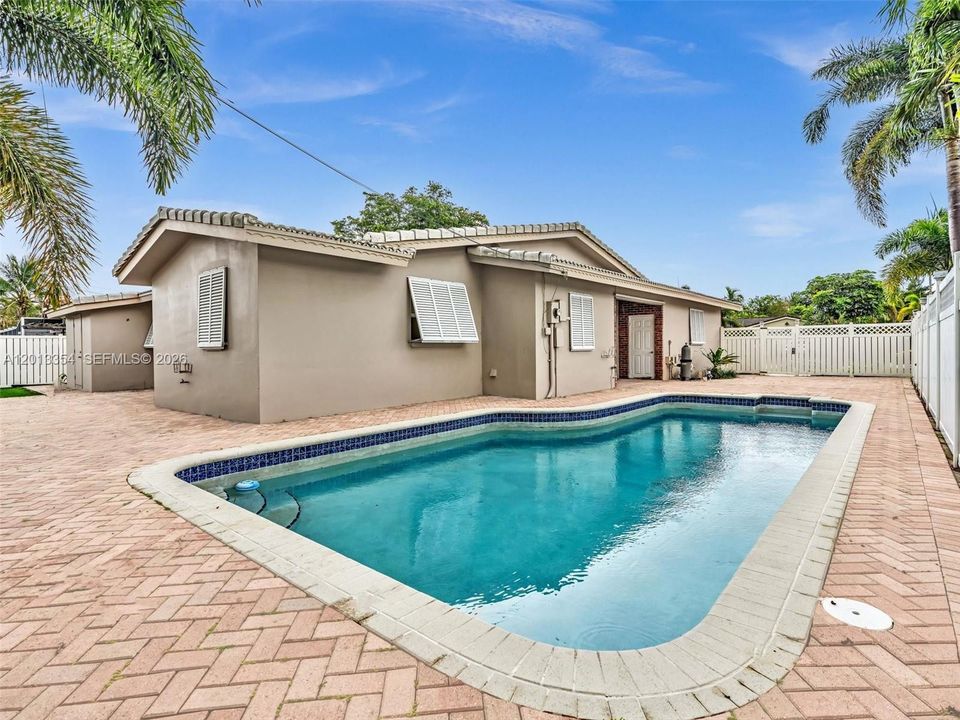 En Venta: $899,000 (4 camas, 3 baños, 2161 Pies cuadrados)