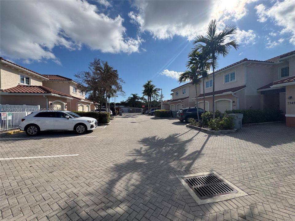 Active With Contract: $3,200 (3 beds, 2 baths, 1440 Square Feet)