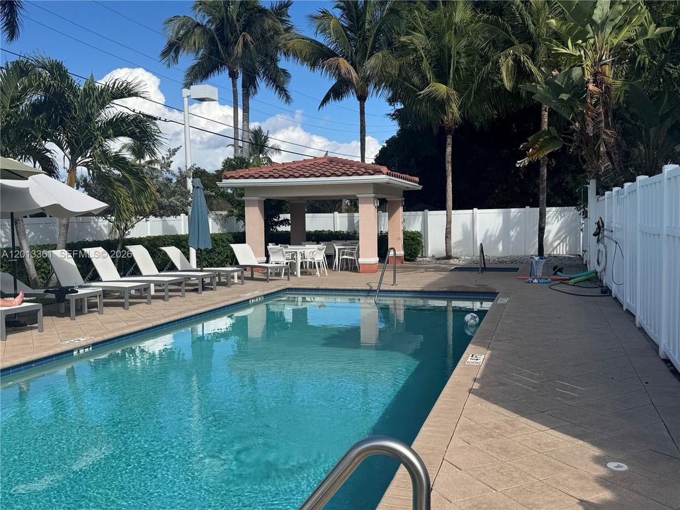 Active With Contract: $3,200 (3 beds, 2 baths, 1440 Square Feet)