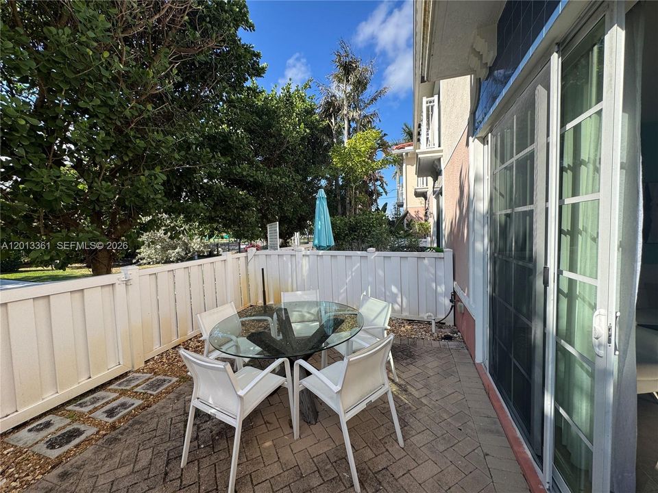 Active With Contract: $3,200 (3 beds, 2 baths, 1440 Square Feet)