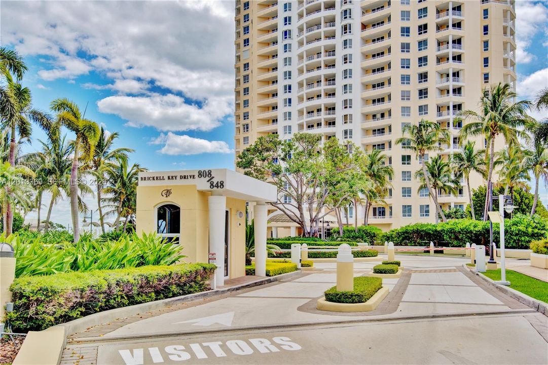 Active With Contract: $3,775 (1 beds, 1 baths, 907 Square Feet)